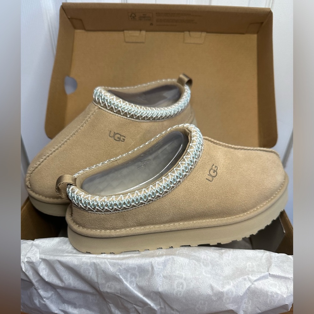 Ugg Tazz slipper in Sand size 4 NWT